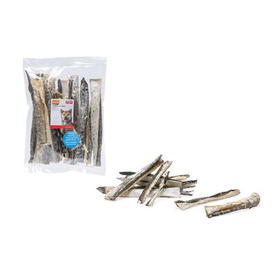 Karlie torkade fiskpinnar i genomskinlig förpackning och lösa bredvid. Naturligt snacks för husdjur, utan tillsatser.