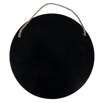 Rund svart griffeltavla med jutesnöre för upphängning, lämplig för märkning eller dekoration.