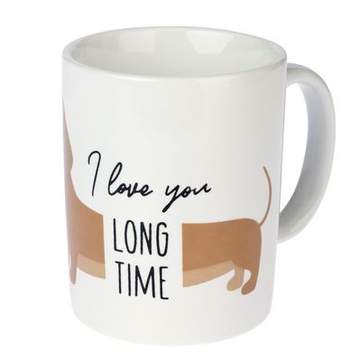 Vit mugg med texten 'I love you long time' och illustration av en brun tax vars kropp sträcker sig runt muggen.