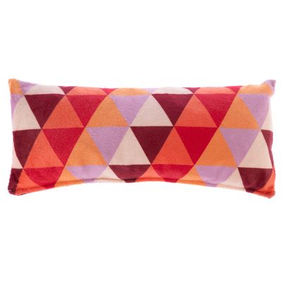 Coussin rectangulaire en tissu avec motif de triangles rouges, orange, violets et beiges. Aucun texte ou marque visible.