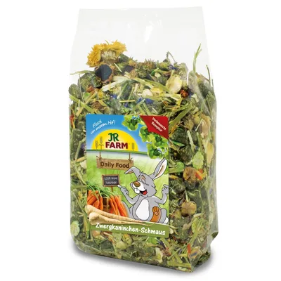 Sachet de nourriture JR Farm Daily Food pour lapins nains, texte visible : 100 % ohne Getreide, Zwergkaninchen-Schmaus, illustration de carottes et d’un lapin sur l’emballage.