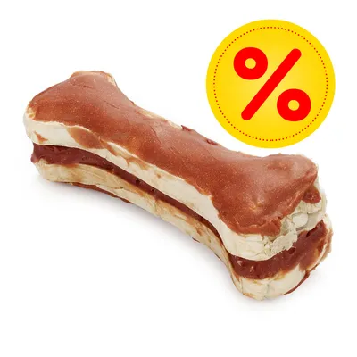 Hondenkluif met bruine en witte lagen, gele kortingscirkel met rood procentteken zichtbaar rechtsboven in beeld. Hondenkluif met bruine en witte lagen, gele kortingscirkel met rood procentteken zichtbaar rechtsboven in beeld.