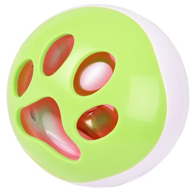 Zielona piłka do zabawy z wzorem łapek i czerwonymi otworami, w środku dzwoneczek.