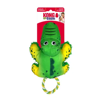 KONG Cozie lelu vihreällä krokotiilikuosilla ja köysikahvalla. Pakkauksessa tekstit 'Squeaks & Crinkles' ja 'Couine et Crépite'.
