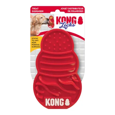 KONG Licks Treat Dispenser, röd design, fäster på icke-porösa ytor. Förpackningen visar hund och produktanvändning.