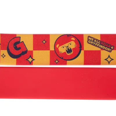 Design se žluto-červeným šachovnicovým vzorem, lví hlavou a textem 'We all roar 4 Gryffindor!'.