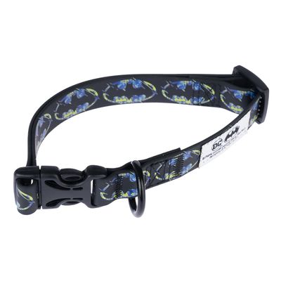 Černý obojek s logem Batman a barevným vzorem, plastová spona a kovový kroužek. Viditelný štítek s logem DC Comics.