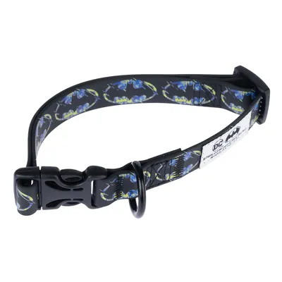 Schwarzes Halsband mit Batman-Logo und buntem Muster, Kunststoffverschluss und Metallring. Etikett mit DC Comics Logo sichtbar.