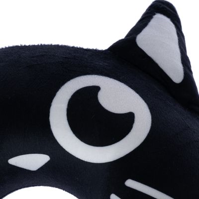 Fekete plüss párna macska formában, fehér szemekkel és fülekkel, dekorációként vagy ölelős párnaként használható.