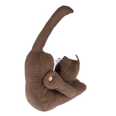 Коричневая тканевая кошка из вельвета с пуговицами и поднятым хвостом, декоративный дизайн.