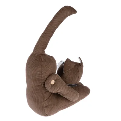 Gatto di stoffa marrone in velluto a coste con dettagli a bottone e coda sollevata, design decorativo.