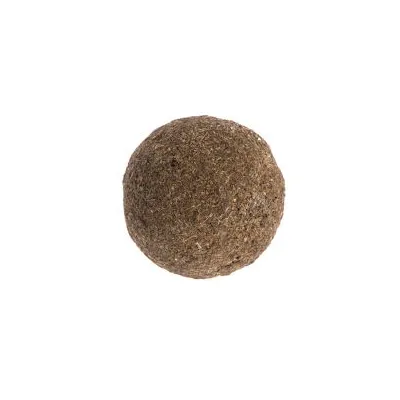 Palla compatta di materiale marrone, senza marchi o testo visibile, fotografata su sfondo bianco.