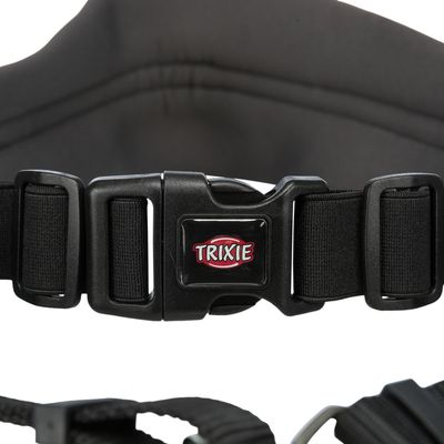 Pettorina per cani Trixie con chiusura in plastica nera e cinghie in nylon regolabili.