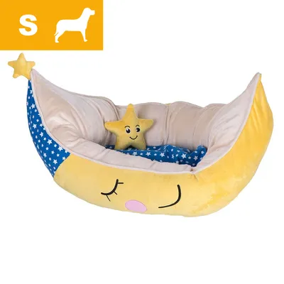 Hundsäng i plysch formad som måne med stjärnmönstrad blå kudde och liten gul stjärnkudde. Storlek S, symbol för liten hund synlig uppe till vänster.