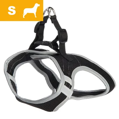 Svart och grå hundsele i tyg med reflexdetaljer, storlek S visas i gul ruta med siluett av hund och bokstaven S. Två metallringar och justerbara remmar synliga.