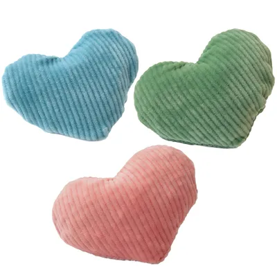 Tre giocattoli di stoffa a forma di cuore in blu, verde e rosa con texture a coste.