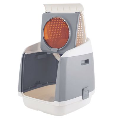 Maison de toilette pour chat en plastique gris et blanc, porte ronde orange relevée, côtés avec poignées intégrées, bac intérieur beige visible.