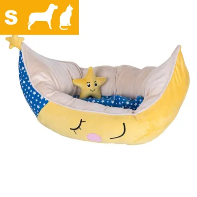 Smådyrseng i stof formet som måne med stjernepude, blå inderside med hvide stjerner. Gul S-symbol og silhuetter af hund og kat øverst til venstre. Smådyrseng i stof formet som måne med stjernepude, blå inderside med hvide stjerner. Gul S-symbol og silhuetter af hund og kat øverst til venstre.