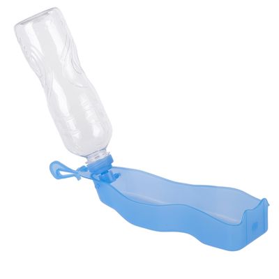 Transportabel vandflaske i klar plast med blå bakke og krog, egnet til kæledyr. Flasken er monteret på bakken, som fungerer som skål.