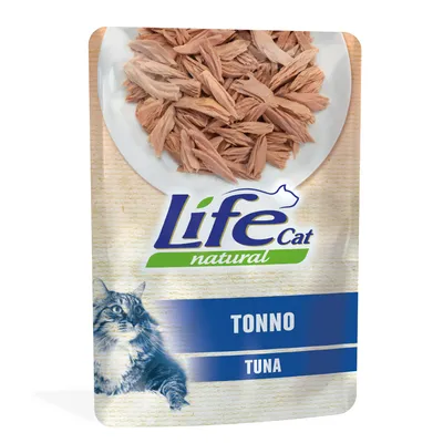 Life Cat Natural macskaeledel, tonhal ízesítés. A csomagoláson tonhalszeletek tányéron és egy macska bal alsó sarokban látható.