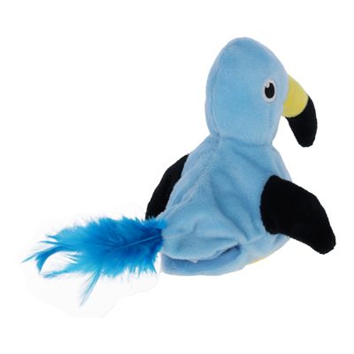 Pluszowa zabawka w kształcie niebieskiej papugi z żółtym dziobem, czarnymi skrzydłami i niebieskim pióropuszem ogonowym.