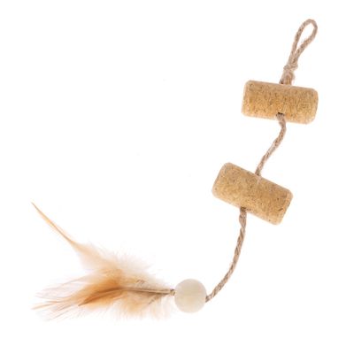 Zabawka z korka i sznurka z dwoma kawałkami korka, drewnianą koraliką i beżowymi piórami na końcu.