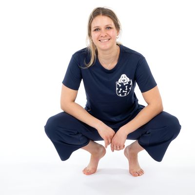 Dunkelblaues T-Shirt mit Hundemotiv auf der Brusttasche, kombiniert mit dunkelblauer Hose. Freizeitkleidung für Haustierliebhaber.