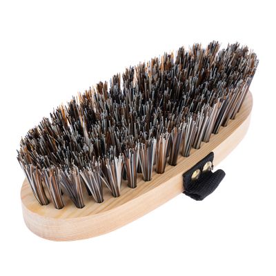 Дървена четка с гъста смес от кафяви и черни влакна, ергономична дръжка и черна каишка.