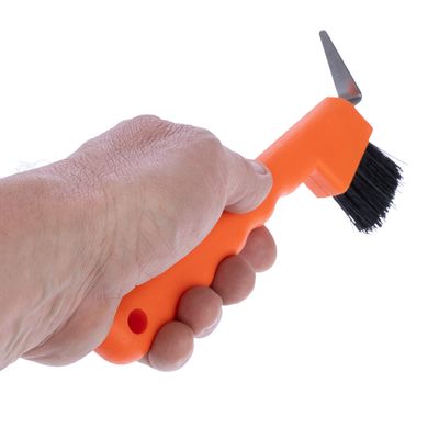 Ruka drží oranžový nástroj s kefou a kovovým háčikom, vhodný na čistenie alebo starostlivosť.