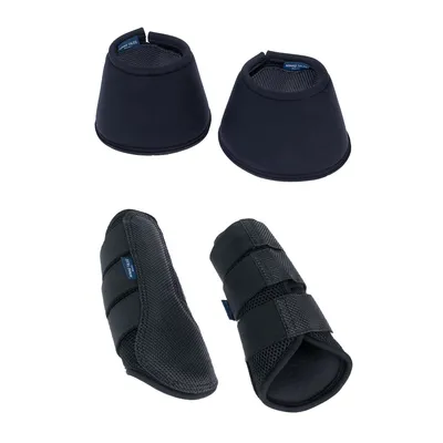 Schwarze Hufglocken und Beinschutz aus atmungsaktivem Material mit Klettverschluss, geeignet für Pferde. Markenaufdruck: Nomad Tales.