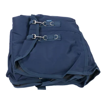 Blauwe paardendeken met metalen gespen en riemen, merk Horse Tales zichtbaar op het etiket.