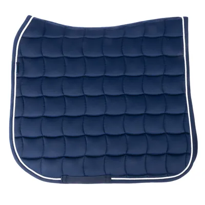 Dunkelblaue, gepolsterte Satteldecke mit weissem Rand und gestepptem Muster.