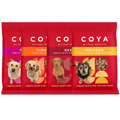 Sachets COYA pour chiens, saveurs visibles : poulet, dinde, bœuf, porc. Texte anglais : 'Freeze-dried raw, nothing more.' Photos de chiens et friandises sur les emballages.