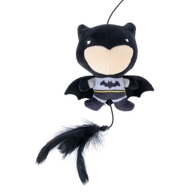 Zwart pluchen speelgoed in vleermuisdesign met Batman-logo en zwarte veren aan de onderkant, hangend aan een touw.