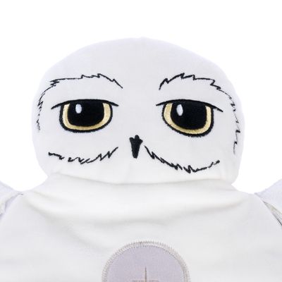 Pluszowa zabawka w kształcie białej głowy sowy z wyszywanymi oczami i dziobem.