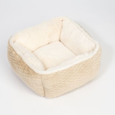 Kvadratiskt, beige husdjursbädd med mjuk stoppning och strukturerad utsida. Lämplig för komfort och vila.