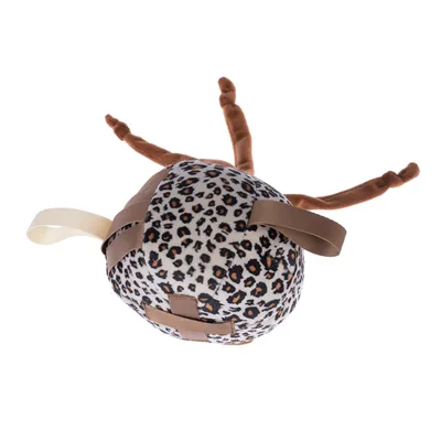 Balle en tissu à motif léopard avec quatre pattes en peluche marron et deux anses, visible sur fond blanc.