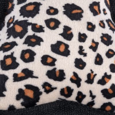 Prim-plan al unui model textil cu imprimeu leopard negru și portocaliu pe fundal alb.