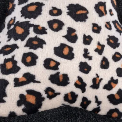 Krupni prikaz tkanine s leopard uzorkom u crnoj i narančastoj boji na bijeloj podlozi.