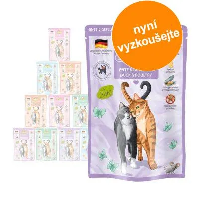 Balení krmiva pro kočky s obrázkem dvou koček, texty ENTE & GEFLÜGEL, DUCK & POULTRY a oranžovým kruhem s nápisem nyní vyzkoušejte. Německá vlajka a další menší balení v pozadí.