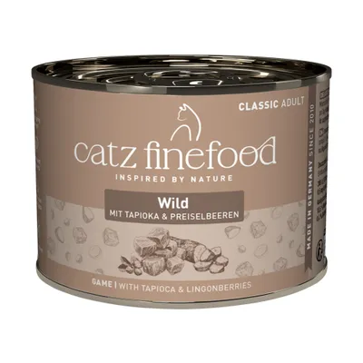 catz finefood Classic Adult zverina s tapiokou a brusnicami, vyrobené v Nemecku od roku 2010, konzerva s vyobrazením kúskov mäsa a bobúľ.