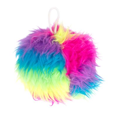 Balle en peluche multicolore avec poils longs et boucle en corde blanche visible sur le dessus. Matière textile.