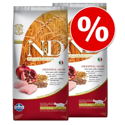 Două pungi N&D Natural & Delicious Ancestral Grain pentru pisici sterilizate, cu spelt, ovăz, pui și rodie. Etichetă promoțională roșie cu simbol procent.