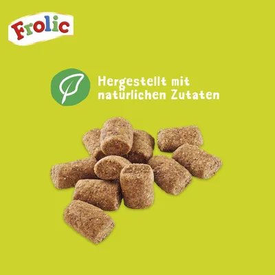 Frolic. Izdelano iz naravnih sestavin. Prikazane so rjave, okrogle brikete na zeleni podlagi.