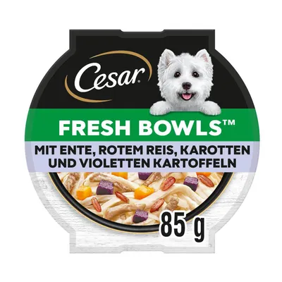 Cesar Fresh Bowls, texte en allemand : mit Ente, rotem Reis, Karotten und violetten Kartoffeln, 85 g. Emballage avec image d’un chien blanc.