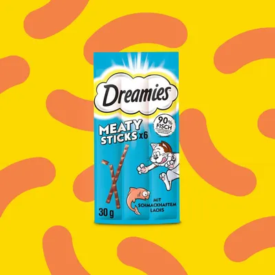 Dreamies Meaty Sticks x6, 90% риба, със сьомга, 30g. Опаковката показва анимационна котка и риба на син фон.