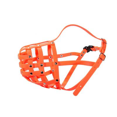 Muselière pour chien en plastique orange, lanières entrecroisées avec rivets métalliques et boucle de réglage visible.