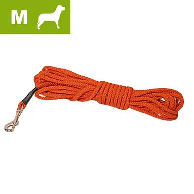 Orange line med metal karabinhage, flettet nylon. Grøn markering med hvidt M og hundesilhuet øverst til venstre.