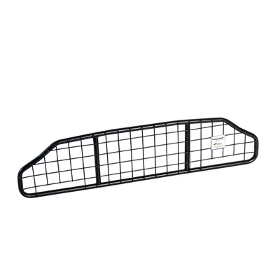 Grille de séparation en métal noir avec étiquette visible, structure à mailles carrées, forme adaptée pour installation dans un véhicule.