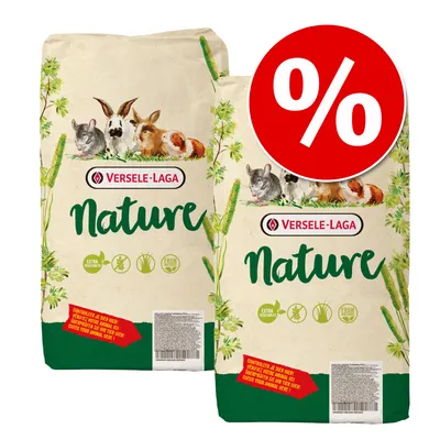 Zwei Säcke Versele-Laga Nature mit Abbildungen von Kaninchen, Meerschweinchen und Chinchilla, grüner Schriftzug 'Nature', Symbole für extra Gemüse, Pflanzen und Herkunft. Prozentzeichen oben rechts.